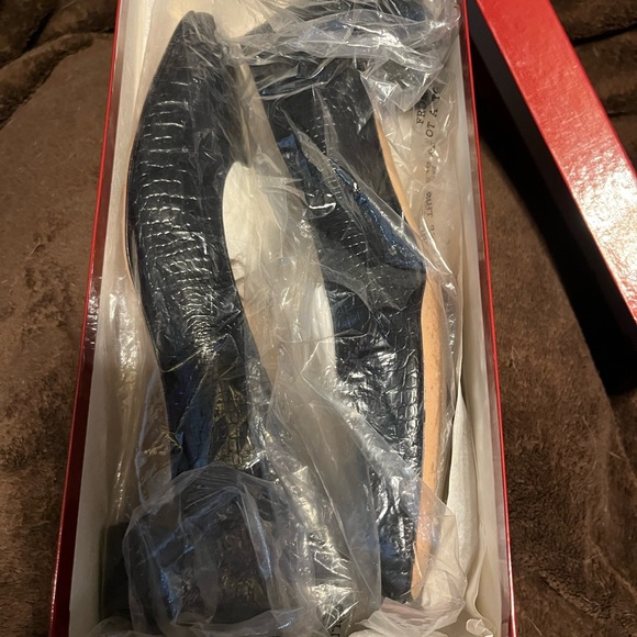 Women’s Salvatore Ferragamo
Low chunky heels black size 8.5 3A crocodile print - Picture 2 of 9